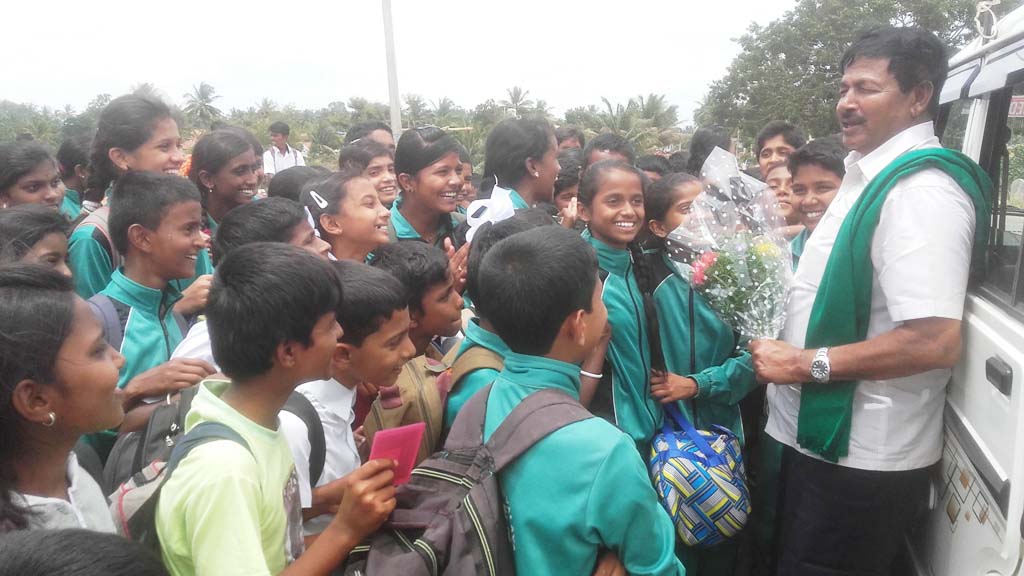 ಬಸ್ ನಿಲ್ದಾಣಕ್ಕಾಗಿ ಪುಟ್ಟಣ್ಣಯ್ಯಗೆ ಶಾಲಾ ಮಕ್ಕಳ ಮನವಿ